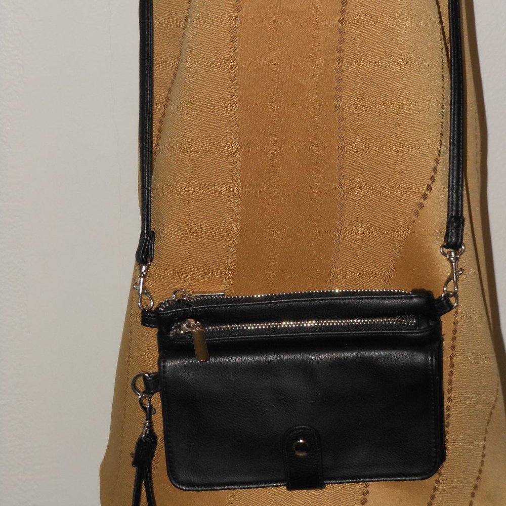 NUCOLLECTIONS BLACK WALLET WRISTLET